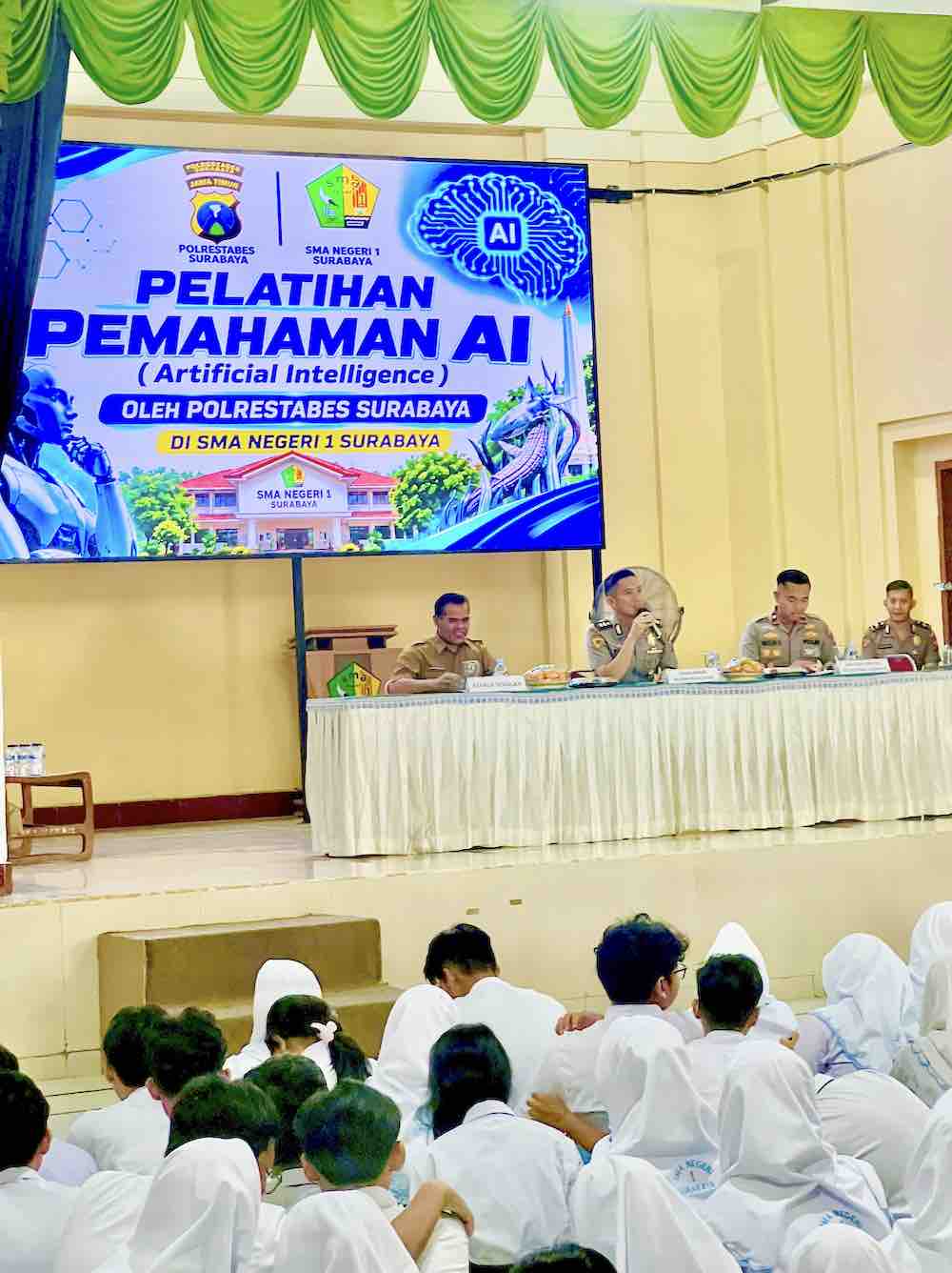 Sosialisasi Paham AI di SMAN 1 Surabaya: Membekali Generasi Muda Menghadapi Era Kecerdasan Artifisial